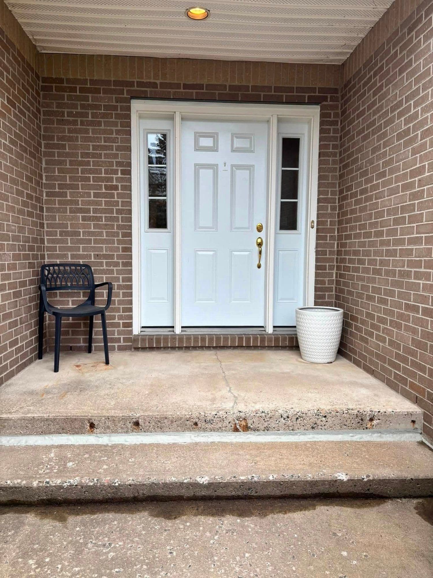Front entrance of a Fredericton home cleaned by Like a Dream